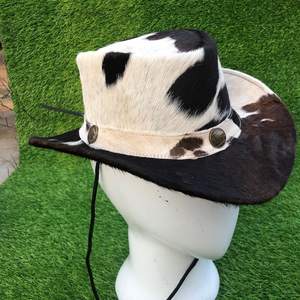 Chapeau Western en cuir de vachette fait main de qualité supérieure, unisexe, avec cordon de menton, style rustique, pour festival, cosplay ou déguisement. - Product Image 2