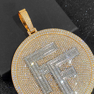 Colgante Redondo de Moissanita con Letra FF, Collar de Plata 925 con Medallón Circular con Incrustaciones de Diamantes - Product Image 3