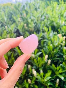 Piedra Preciosa de Cuarzo Rosa Pulido a Mano de Primera Calidad, Forma Libre, para Sanación Espiritual por Muntaha Agate - Product Image 3