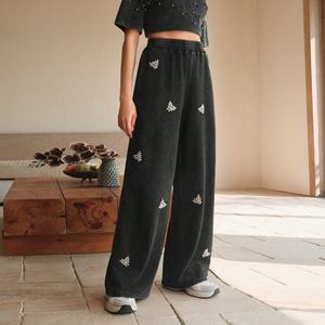 Prix de gros Pantalons de survêtement pour femmes Hip Hop 100% coton Taille élastique Jambes droites Design personnalisé Hiver Devant plat Perlage - Product Image 1