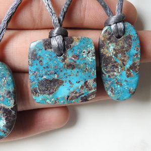 Pendentif en turquoise d'Arizona percé sur le devant - Pierre précieuse naturelle - Poli lisse - Forme fantaisie - Pierre brute faite à la main - Product Image 4