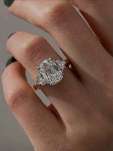 Anillo de Compromiso de Tres Piedras con Corte Cojín de 3 Quilates, Certificado por IGI - Product Image 1