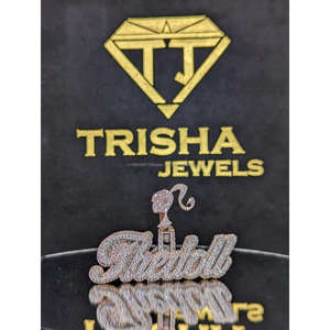 จี้เพชร "The Doll" สำหรับผู้ชาย ประดับเพชร VVS Lab Grown พร้อมตัวเรือนเงินแท้ 925 สไตล์ฮิปฮอป จาก Trisha Jewels - Product Image 1