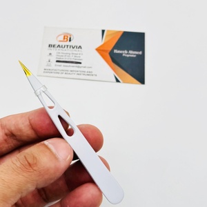 Pinzas para Cejas de Acero Inoxidable con Punta Puntiaguda, Ligeras, para un Acabado Preciso, Reutilizables, con Logotipo Personalizado - Product Image 1