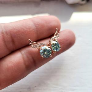 Boucles d'oreilles en moissanite de couleur bleu-vert, taille brillant rond, fabriquées en argent 925 par un fabricant de bijoux indien - Product Image 6