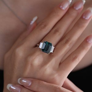 Anillo de compromiso de lujo de oro blanco macizo de 14 quilates con turmalina verde, estilo Art Deco, con tres piedras y diamantes de laboratorio trapezoidales laterales. - Product Image 1