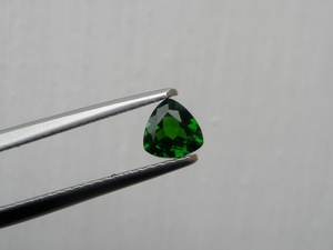 Diopsido Verde Cromado, Gema Natural Suelta en Forma de Trillón de 5mm - Product Image 1