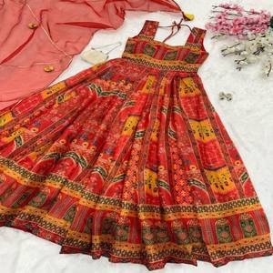 Robe Anarkali en soie organza imprimée numériquement VASTRA COTTAGE avec un grand ourlet, élégante écharpe en organza avec bordure en dentelle, robe de créateur - Product Image 1