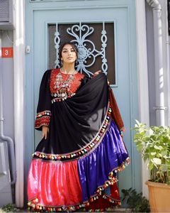Robes afghanes pour femmes, prix de gros, longues, col rond, manches longues, multicolores, coupe trapèze, broderies riches, pour fêtes et mariages - Product Image 6