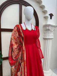 Ensemble Anarkali indien pakistanais rouge brodé avec pantalon palazzo, robe à manches longues et dupatta, idéal pour les mariages et les festivals - Product Image 3