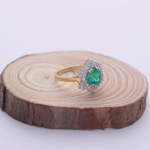 Anillo con Halo de Esmeralda Verde Redonda de 1.49 Quilates y Diamantes Redondos de 0.49 Quilates en Oro Amarillo, Blanco y Rosa de 9K |   Joyería Fina para Compromiso - Product Image 6