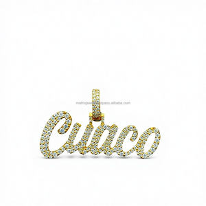 Atractivo Diseño Unisex de 2.49 CTW, Colgante de Plata 925 con Baño de Oro Amarillo y Letra Cursiva Personalizada con Diamante Moissanita - Product Image 1