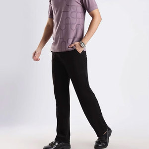 Polo transpirable para hombre con material flexible, ideal para días activos y uso diario cómodo. - Product Image 5