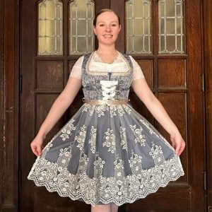 Robe Dirndl de style bavarois pour femmes, grise, en dentelle florale, coupe trapèze, mini, avec ceinture, manches courtes, costume folklorique vintage - Product Image 1