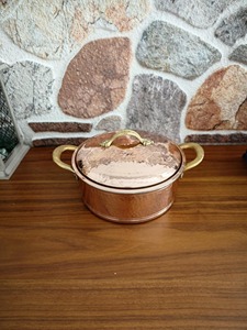 Casserole en cuivre martelé avec couvercle et double poignée, design vintage, compatible four et cuisinière à gaz et à induction - Product Image 3
