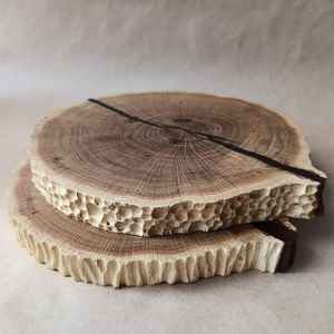 Tabla de cortar de madera natural con borde vivo, tabla de servir redonda de madera maciza, hecha a mano, diseño rústico de anillos de árbol - Product Image 1
