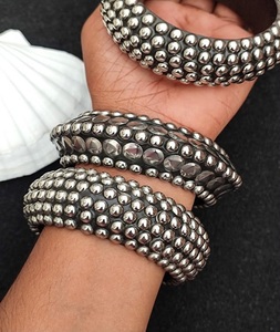 Bracelets en bois de Sheesham faits à la main de qualité supérieure, style indo-occidental de l'Uttar Pradesh, avec des breloques en laiton spéciales et une longue durée de vie - Product Image 3
