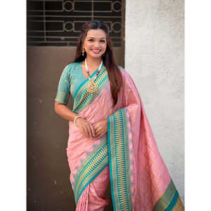 ผ้าไหมซาหรีสีชมพูอ่อนแบบดั้งเดิม แต่งลายซารีแบบตัดกัน พร้อมผ้าคลุมไหล่ไหมเนื้อนุ่มลายตาราง - Product Image 2