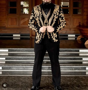 Costume pour homme en velours noir brodé avec détails dorés – Ensemble de blazer de smoking de créateur pour marié, idéal pour les fêtes et les réceptions - Product Image 3