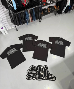 เสื้อยืดแขนสั้นสีดำ SDL Men ลายพิมพ์ดิจิทัล สตรีทแวร์ คอกลม ทรงปกติ ผ้าเจอร์ซีย์คอตตอน 100% เป็นมิตรต่อสิ่งแวดล้อม - Product Image 3