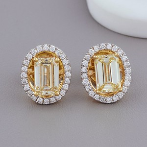 Boucles d'oreilles clous halo en diamant de laboratoire taille émeraude fantaisie certifié IGI, or 18 carats, cadeau de luxe pour mariage et soirée - Product Image 1