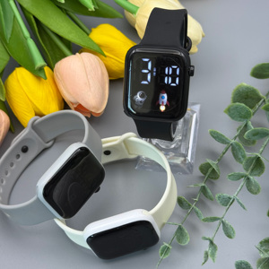 Montre connectée carrée numérique sportive INS pour hommes et femmes, idéale pour <span class=keywords><strong>les</strong></span> élèves du primaire, du collège et du lycée, avec un design cœur <span class=keywords><strong>de</strong></span> football. - Product Image 6