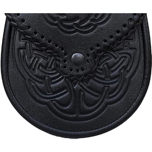 Sporran de Cuero Negro Premium con Diseño Celta Grabado, Emblema de Trébol Plateado, Borde Trenzado, Accesorio Tradicional para Kilt Escocés - Product Image 4
