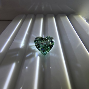 Diamant de laboratoire vert vif fantaisie en forme de cœur de 1,5 carat VS2 certifié IGI, diamant non monté pour la fabrication de bijoux, vente en gros - Product Image 3