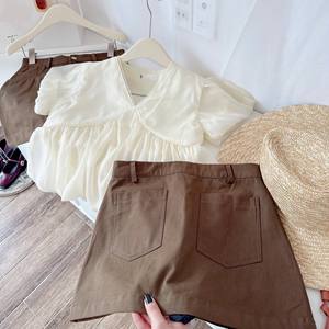 Conjunto de Top y Falda Marrón de Inspiración Vintage para un Estilo Urbano y Adorable - Product Image 3