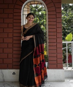 Sari de Seda Negra con Borde Rojo Anaranjado, Prenda Tradicional India para Mujer, Estilo Casual, para Todas las Temporadas, Largo hasta el Suelo - Product Image 2