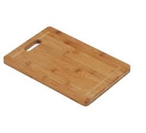 Planche à découper classique en bois rectangulaire avec poignée pour couper les légumes et la viande, fabriquée à la main en bois massif - Product Image 3
