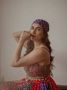 Conjunto de Vestido Largo para Mujer, Diseño Étnico para Fiestas Navratri, en Faux Georgette, con Blusa con Bordado de Espejos y Lehenga Estampada - Product Image 1