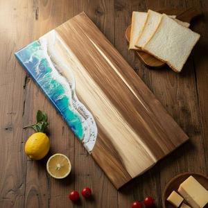 Planche à découper en bois naturel avec incrustation en résine époxy, faite à la main, pour la cuisine et la préparation des aliments - Product Image 1