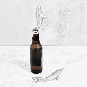 Ouvre-bouteille élégant en forme de dauphin, finition argentée, outil de bar, pièce de collection, adapté aux amateurs de thèmes marins et de motifs animaliers - Product Image 4