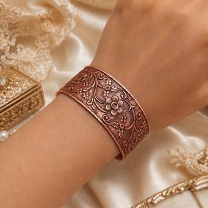 กำไลข้อมือทองแดงแกะสลักลายดอกไม้ ดีไซน์เปิดแบบนูน งานฝีมือโลหะทำมือ เครื่องประดับโลหะ - Product Image 6