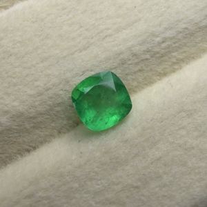 Esmeralda Colombiana Natural Certificada, Corte Cuadrado Cojín, Color Verde Intenso, Piedra Preciosa Suelta de 0.70 Quilates - Product Image 1