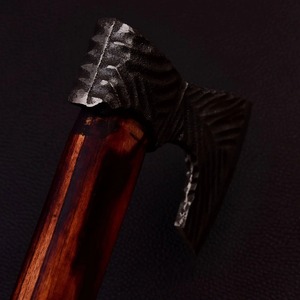 ขวานโทมาฮอว์กทำมือพร้อมด้ามไม้และปลอกหนังสำหรับใช้เอาตัวรอด - Product Image 3