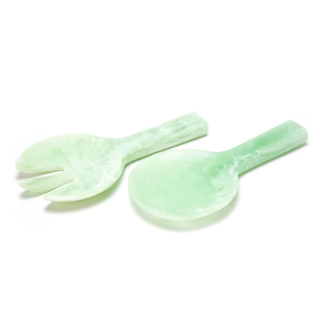 Juego de 2 piezas de utensilios ligeros de resina verde marmoleada: cuchara para servir y tenedor para ensalada - Product Image 1