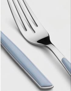 Ensemble de couverts modernes avec manches bleues, couteau, fourchette et cuillère en acier inoxydable, compatibles lave-vaisselle, pour mariage et table. - Product Image 2