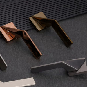 Poignées de meubles modernes en laiton et zinc Arrow 4 Sukhand pour armoires et tiroirs de luxe, exportées d'Inde. - Product Image 3