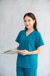 Tenues Médicales Personnalisées pour Femmes : Ensemble Brodé avec Confort Extensible Bidirectionnel - Product Image 1