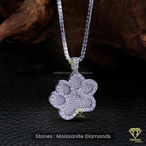 Pendentif Patte de Luxe Style Urbain avec Diamants de Laboratoire Sertis à la Main et Finition Ultra Brillante - Product Image 4