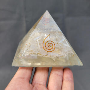 Vente en gros de grandes puces de cristal de sélénite naturelle de 9cm, pyramide d'orgone en vrac, résine d'énergie, pierre semi-précieuse, pyramide d'orgonite artisanale - Product Image 4