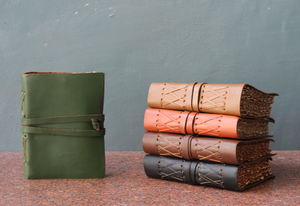 Charme rustique avec des cordons en cuir décoratifs cousus sur le dos, ajoutant une touche d'antiquité magique à ce magnifique journal vintage. - Product Image 5