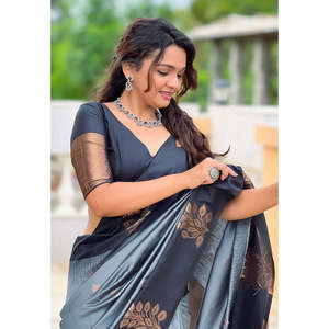 Sari de soirée élégant Medha pour l'hiver, gris, en soie douce, avec bordure florale et contraste tissé Zari pour femmes par Elite Weaves - Product Image 4