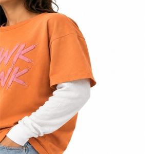 T-shirt double couche pour femme, moderne avec logo rose imprimé, coupe ample, style décontracté, col rond, confortable pour tous les jours - Product Image 6