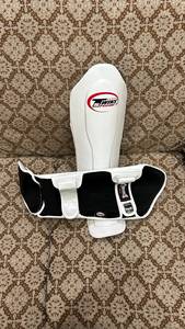 Guantes de Boxeo de Piel Blanca Twins Muay Thai y Espinilleras para Entrenamiento de Artes Marciales, Sparring, Adultos, Unisex, Cierre de Gancho y Bucle - Product Image 4