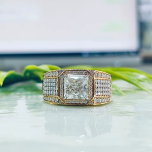 แหวนเพชรทรงปรินเซสคัทประดับเพชรข้างตัวในตัวเรือนทองคำเหลือง ออกแบบมาเพื่อความสง่างามเหนือกาลเวลา ให้ความเปล่งประกายและหรูหราอย่างคลาสสิกแต่โดดเด่น - Product Image 1