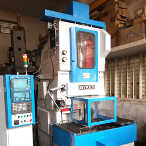 Máquina Formadora de Engranajes CNC Automática de 4 Ejes Sykes Genetron para la Fabricación de Engranajes de Precisión y la Producción Industrial - Product Image 1