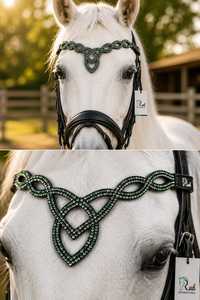 Accesorios de cuero personalizados al por mayor para cabezadas de caballo: Diadema de lujo con nudo celta ondulado, cristales verdes y blancos, y pedrería. - Product Image 6